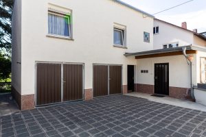 Hinterhaus / Garagen